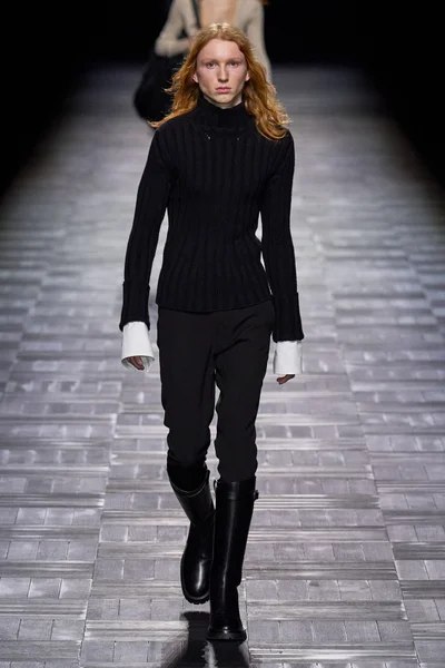 Look 16